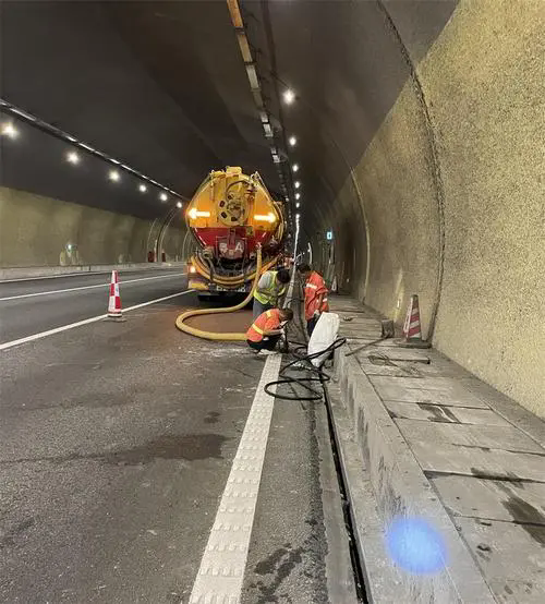 偏关隧道排水渠清淤